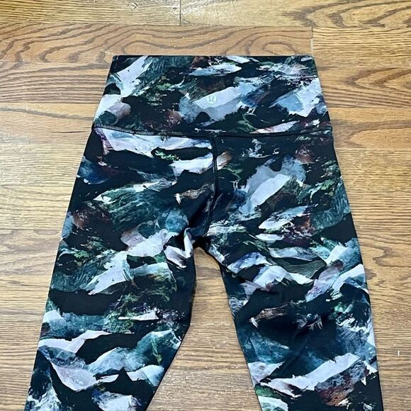 Lululemon Athletica Wonder Under Abstract Print Crop Leggings. Size 4.
Like new. - Picture 4 of 8